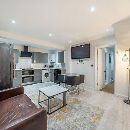 Two Bed Home In The Heart Of Egham Buitenkant foto