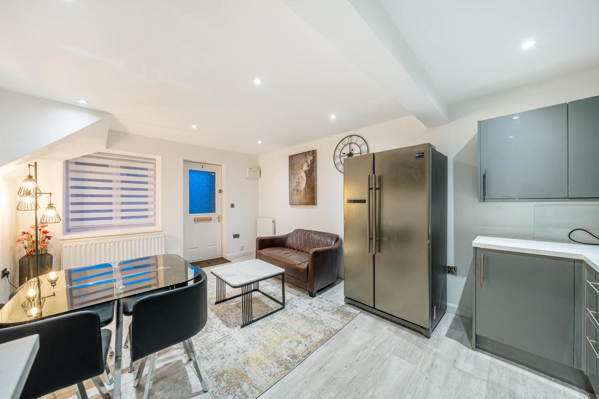 Two Bed Home In The Heart Of Egham Buitenkant foto